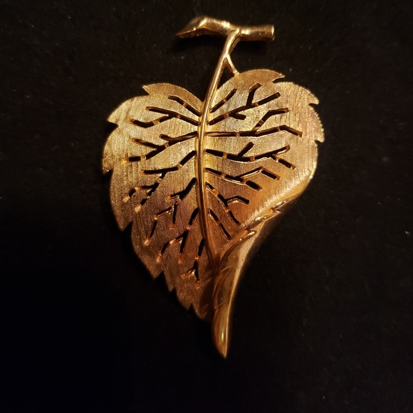 Crown Trifari Signed vintage gold leaf brooch - Picture 9 of 9